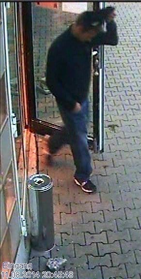 Fotos der Täter vom Raubüberfall auf eine Spielhalle in Günzburg am 11.08.2014. Kriminalpolizei Neu Ulm bittet unter der Telefonnummer 0731/8013-0 um Hinweise. | BSAktuell.de