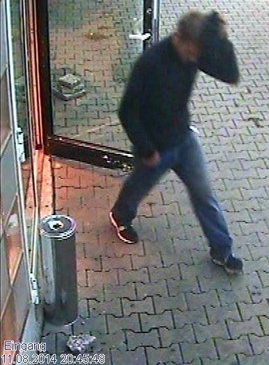 Fotos der Täter vom Raubüberfall auf eine Spielhalle in Günzburg am 11.08.2014. Kriminalpolizei Neu Ulm bittet unter der Telefonnummer 0731/8013-0 um Hinweise. | BSAktuell.de