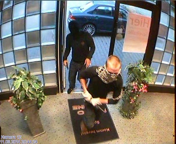 Fotos der Täter vom Raubüberfall auf eine Spielhalle in Günzburg am 11.08.2014. Kriminalpolizei Neu Ulm bittet unter der Telefonnummer 0731/8013-0 um Hinweise. | BSAktuell.de
