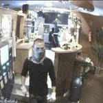 FotosderTätervomRaubüberfallaufeineSpielhalleinGünzburgam...KriminalpolizeiNeuUlmbittetunterderTelefonnummer/ umHinweise.|BSAktuell.de