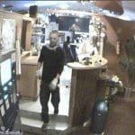 FotosderTätervomRaubüberfallaufeineSpielhalleinGünzburgam...KriminalpolizeiNeuUlmbittetunterderTelefonnummer/ umHinweise.|BSAktuell.de