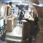 FotosderTätervomRaubüberfallaufeineSpielhalleinGünzburgam...KriminalpolizeiNeuUlmbittetunterderTelefonnummer/ umHinweise.|BSAktuell.de