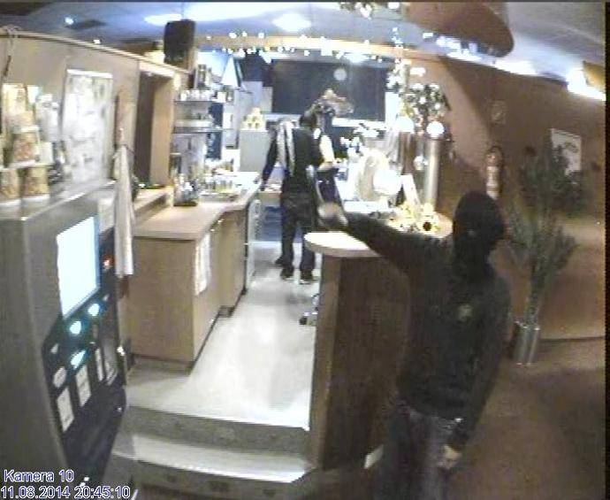 Fotos der Täter vom Raubüberfall auf eine Spielhalle in Günzburg am 11.08.2014. Kriminalpolizei Neu Ulm bittet unter der Telefonnummer 0731/8013-0 um Hinweise. | BSAktuell.de