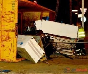 LKW kippt im Kreisverkehr in Günzburg wegen magelnder Ladungssicherung um.