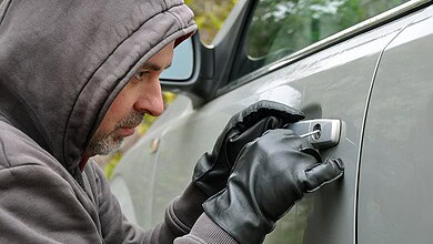 Autodieb bricht Autotür auf