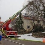 Dachstuhl eines ehemaligen Bauernhauses bei Brand zerstört