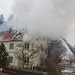Dachstuhl eines ehemaligen Bauernhauses bei Brand zerstört