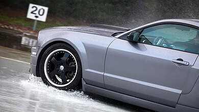 Aquaplaning auf der Fahrbahn