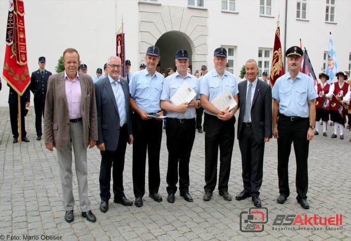 (v. links) Die Feuerwehrreferenten Günter Treutlein und Ferdinand Munk. Oberfeuerwehrmann Matthias Däubler, Oberfeuerwehrmann Klaus Keppeler, Hauptlöschmeister Helmut Balkie, 1.Vereinsvorstand und OB Gerhard Jauernig und 1. Kommandant Christian Eisele.