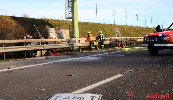 ToedlicherVerkehrsunfallaufderAutobahnbeiLeipheim.