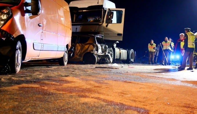 AuffahrunfallaufderBbeiNeu UlmmitmehrerenFahrzeugen