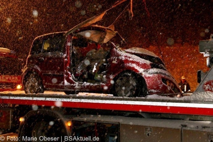 Verkehrsunfall Syrgenstein PKW auf Abschleppwagen