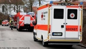 ZweiMenschenunterTrümmerninAbbruchhhausinEllzeebeiIchenhausen..