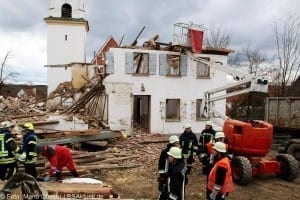 ZweiMenschenunterTrümmerninAbbruchhhausinEllzeebeiIchenhausen..