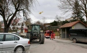 ZweiMenschenunterTrümmerninAbbruchhhausinEllzeebeiIchenhausen..
