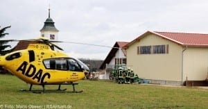 ZweiMenschenunterTrümmerninAbbruchhhausinEllzeebeiIchenhausen..