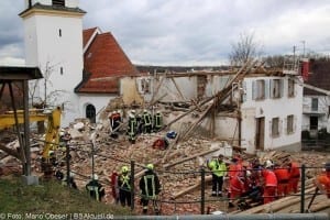 Zwei Menschen unter Trümmern in Abbruchhhaus in Ellzee bei Ichenhausen