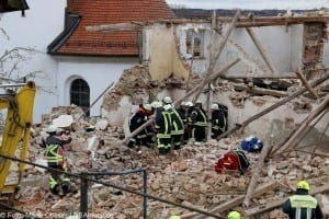 Zwei Menschen unter Trümmern in Abbruchhhaus in Ellzee bei Ichenhausen