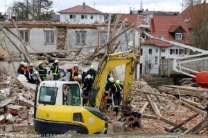 Zwei Menschen unter Trümmern in Abbruchhhaus in Ellzee bei Ichenhausen