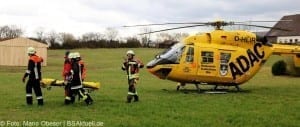 ZweiMenschenunterTrümmerninAbbruchhhausinEllzeebeiIchenhausen..