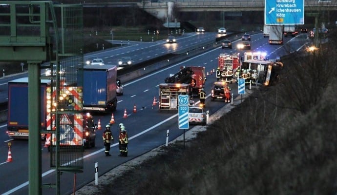 VerkehrsunfallA LKWumgekipptbeiGünzburg