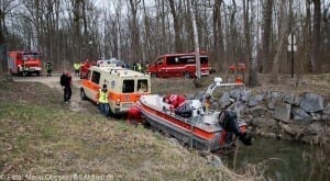 Feuerwehr und Wasserwacht suchten nach der Vermissten die Donau ab.
