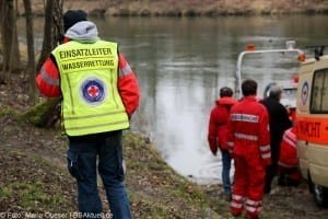 Feuerwehr und Wasserwacht suchten nach der Vermissten die Donau ab.