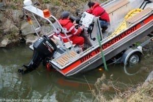 Feuerwehr und Wasserwacht suchten nach der Vermissten die Donau ab.