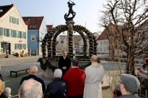 Erster Osterbrunnen in Ichenhausen mit der Ansprache des Bürgermeisters Robert Strobel