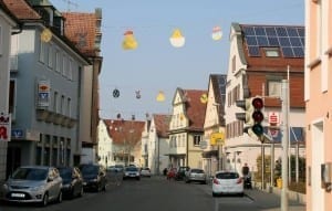 Die Stadt Ichenhausen hat ihren Osterschmuck aufgehängt