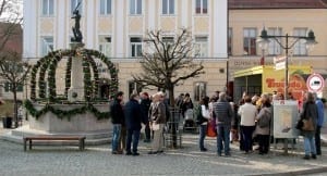 Erster Osterbrunnen in Ichenhausen am Kriegerbrunnen