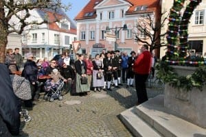 Erster Osterbrunnen in Ichenhausen mit Ansprache von Herrn Zenker