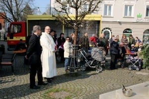 ErsterOsterbrunneninIchenhausenmitdemStadtpfarrerunddem.BürgermeinsterRobertStrobel