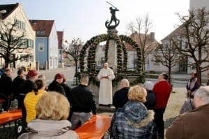 Erster Osterbrunnen in Ichenhausen wurde kirchlich gesegnet