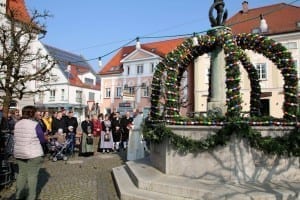 Erster Osterbrunnen in Ichenhausen vom Stadtpfarrer gesegnet