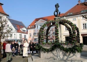 Erster Osterbrunnen in Ichenhausen wurde gesegnet