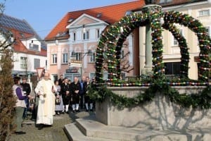 Erster Osterbrunnen in Ichenhausen