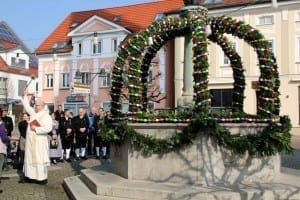Erster Osterbrunnen in Ichenhausen für die Kernstadt