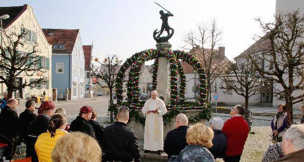 Erster Osterbrunnen in Ichenhausen