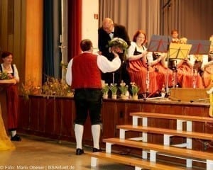 BeimFrühjahrskonzertMusikkapelleAutenriedinIchenhausenerhieltHermannSchwarzBlumen