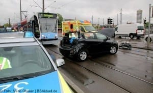 Verkehrsunfall Ulm Strassenbahn PKW Rettungsdienst Feuerwehr 02