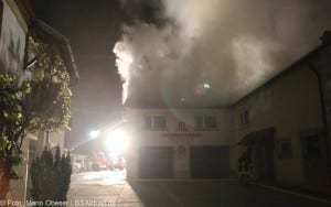Dachstuhlbrand mit erheblichem Sachschaden im Landkreis Günzburg in Burtenbach 01
