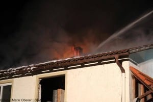 Dachstuhlbrand mit erheblichem Sachschaden im Landkreis Günzburg in Burtenbach 02