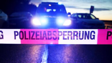 Polizeiabsperrung mit Polizeiauto