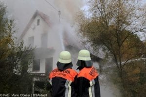 Brand Wohnhaus in Gloettweng Feuerwehrmänner