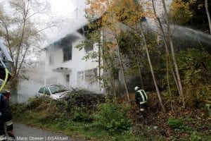 Brand Wohnhaus in Gloettweng Rauch aus dem Gebäude