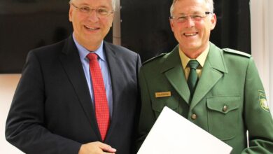 Herrmann übergibt Faltenbacher Ruhestandsurkunde