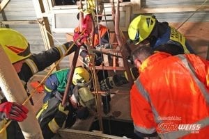 Arbeiter stürzt in Thannhausen in Kraftfuttermühle in Futtersilo
