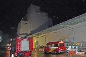 Arbeiter stürzt in Thannhausen in Kraftfuttermühle in Futtersilo