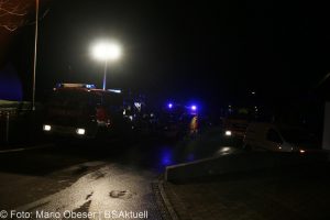 Brand einer Gartenhütte entwickelt sich zum Dachstuhlbrand einer Doppelhaushälfte.